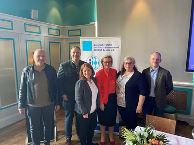 Die neue „Vorstandschaft“ des Fachbereichs Gastronomie des Bayerischen Hotel- und Gaststättenverbandes DEHOGA Bayern (v.l.): Christian Kienberger, Fachbereichsbeirat, Muk Röhrl, neuer stellvertretender Vorsitzender des Fachbereichs Gastronomie, Michaela Schmitz-Guggenbichler, neue Vorsitzende des Fachbereichs Gastronomie, Angela Inselkammer, DEHOGA Bayern-Präsidentin, sowie die Fachbereichsbeiräte Sandra Braun und Josef Stark (Foto: Juliane Jerin).
